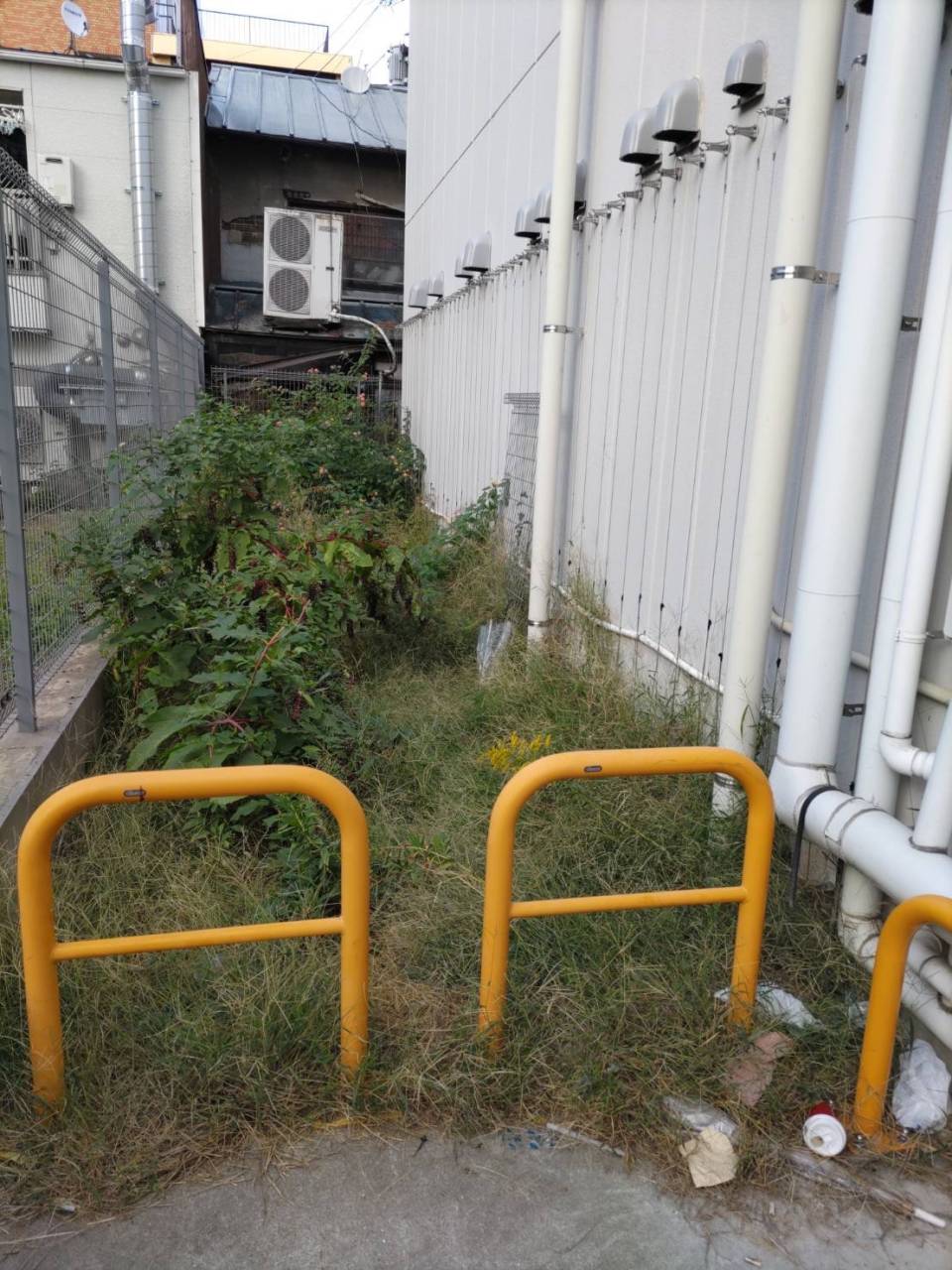 大阪市　商業施設裏砕石入れ工事